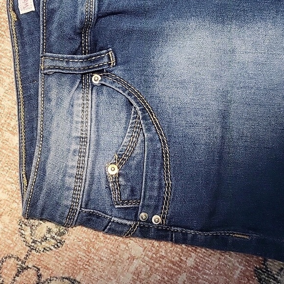 YMI WannaBettaButt Mid-Rise 2.5" Inseam Stretchy Denim Shorts Size 9 - Picture 4 of 11